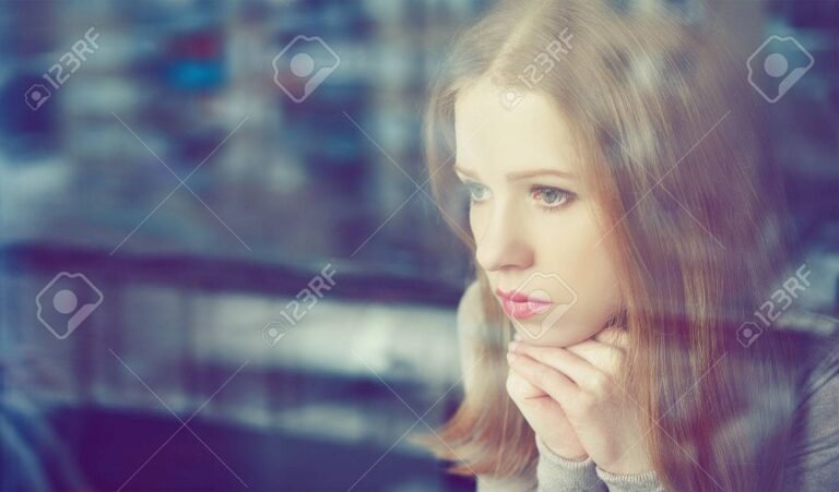 Por qué sientes que no le gustas tanto a esa persona 7 mirada pensativa de una persona sola