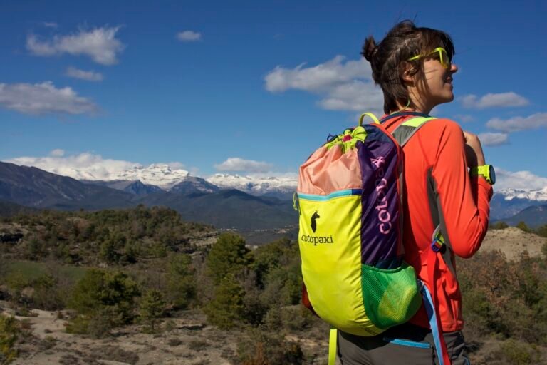 mochila colorida en un entorno natural