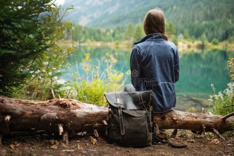 mochila de viaje en un paisaje natural