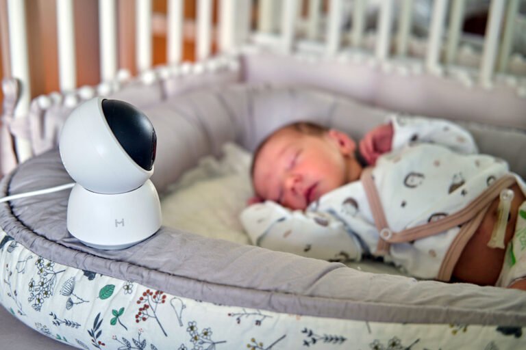 monitor de bebe en una cuna