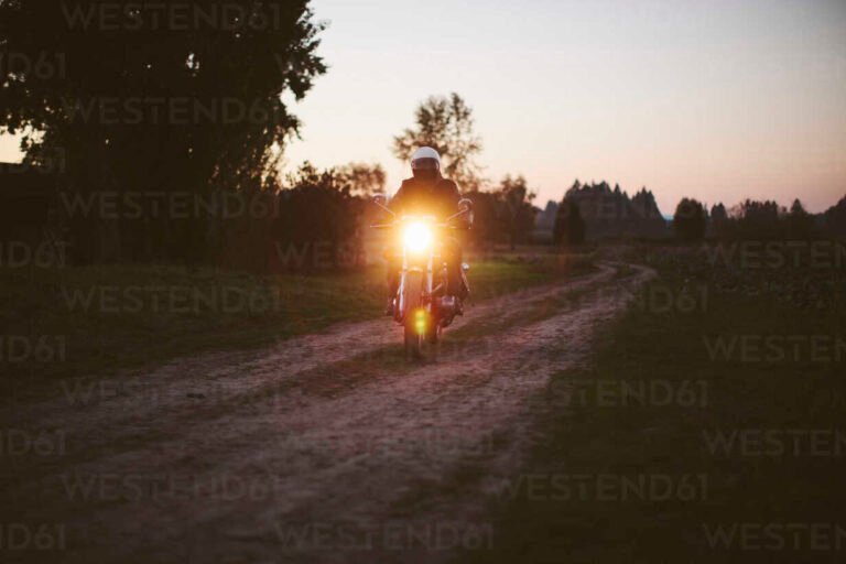 motocicleta en un camino rural despejado