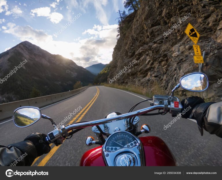 Qué servicios ofrece Moto Star Villa Allende para los motociclistas 30 motocicleta en una carretera panoramica