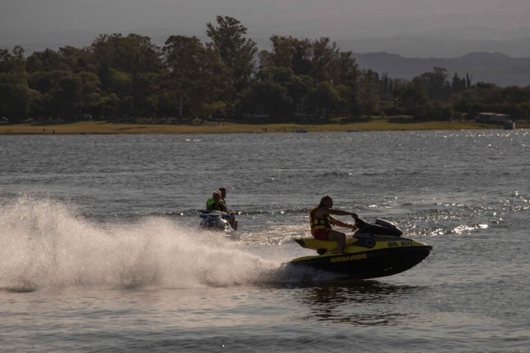 motos de agua navegando en un lago argentino