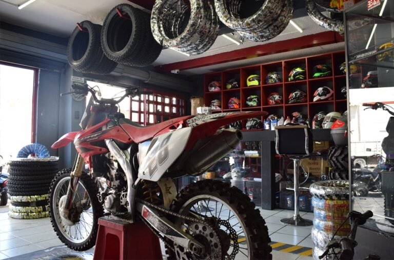 Qué servicios ofrece C & M Motos en Argentina 27 motos en un taller mecanico argentino