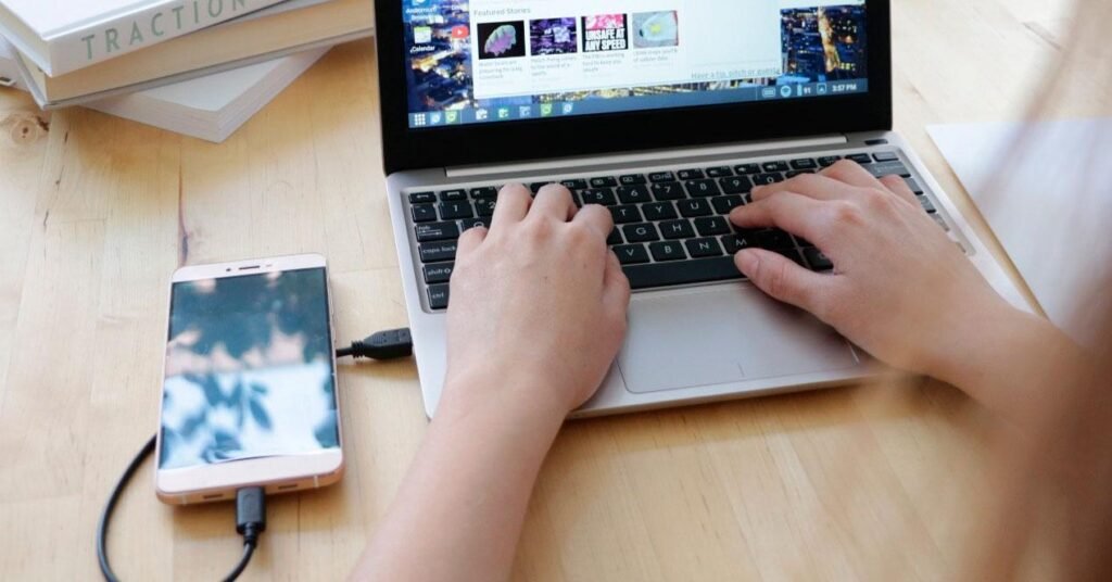 Cómo puedo manejar mi PC desde mi celular de forma sencilla