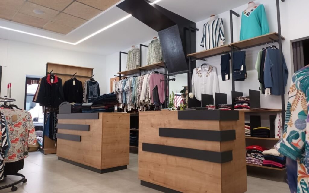 muebles variados en una tienda elegante