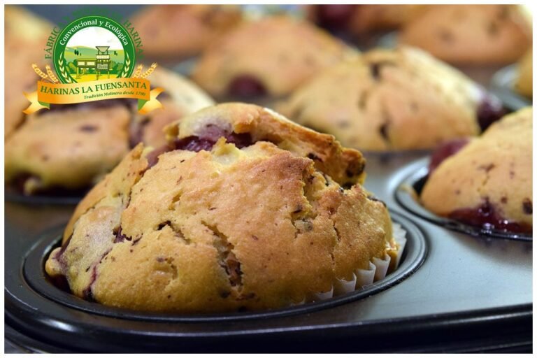 Cómo hacer deliciosos muffins de frutos rojos en casa 8 muffins de frutos rojos recien horneados