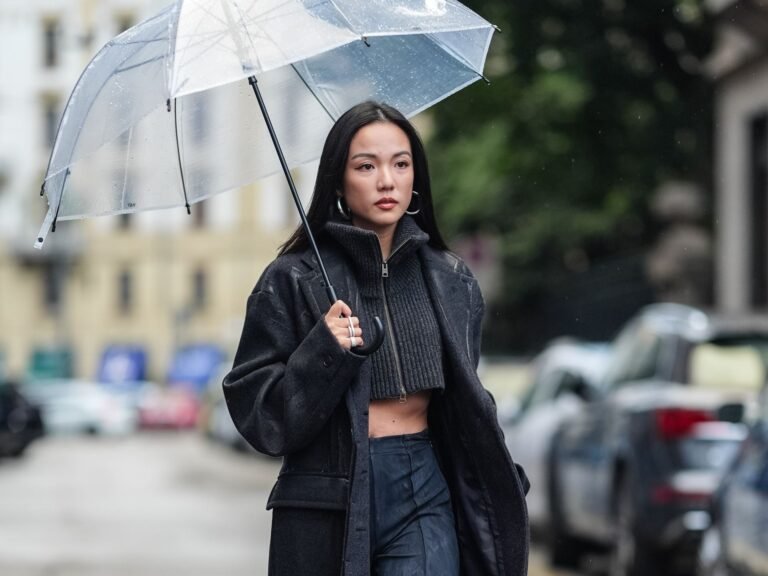mujer con abrigo ligero bajo la lluvia