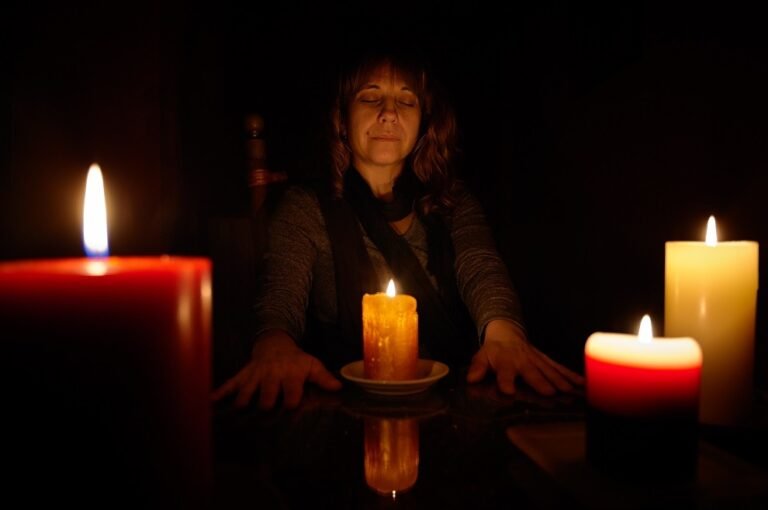 mujer con elementos de brujeria moderna