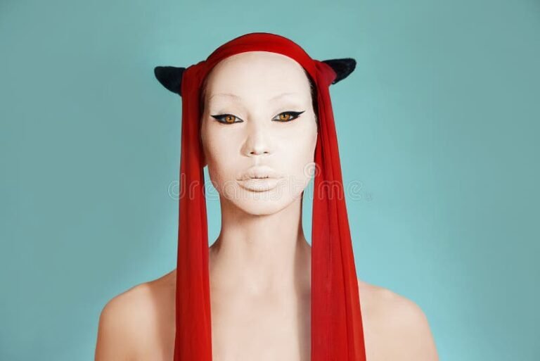 mujer con peinado creativo y accesorios