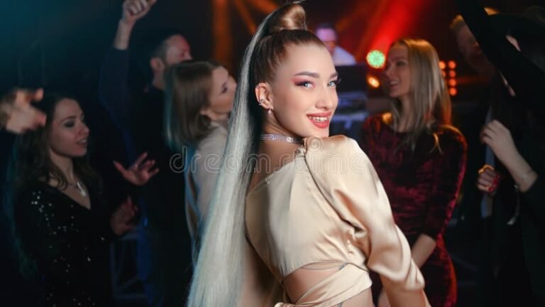 mujer con peinado elegante en pista de baile