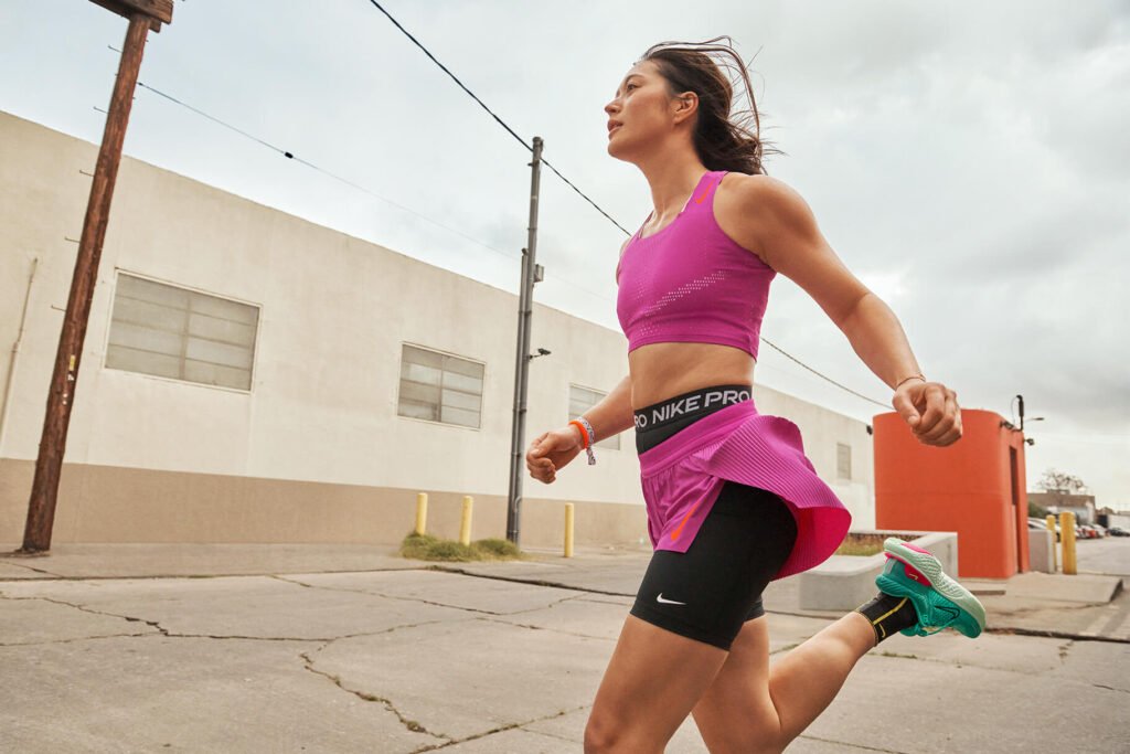 mujer corriendo con shorts nike deportivos