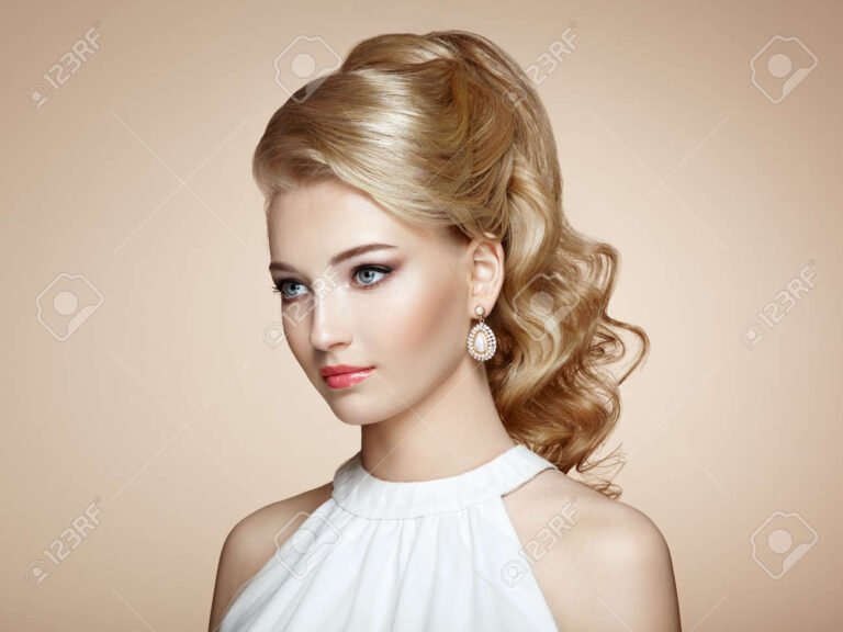 mujer elegante con peinado y maquillaje