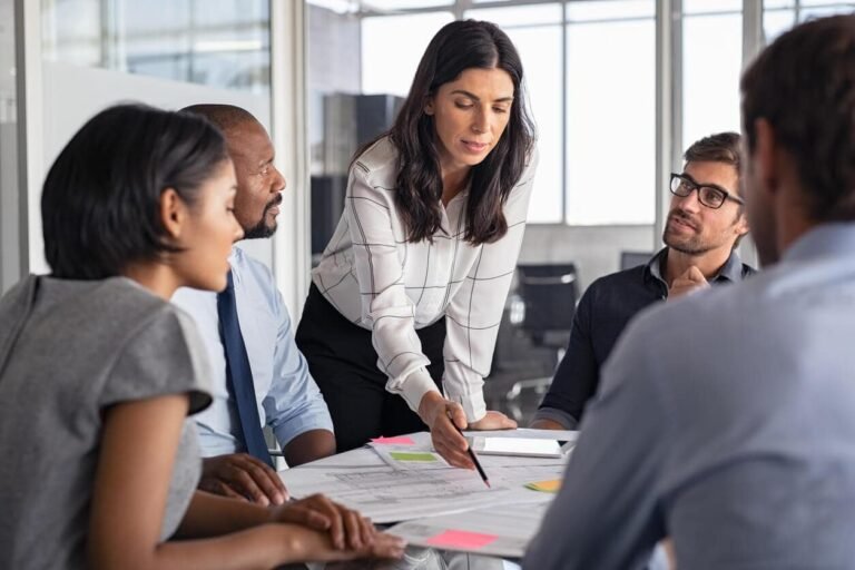mujer en accion con confianza y determinacion