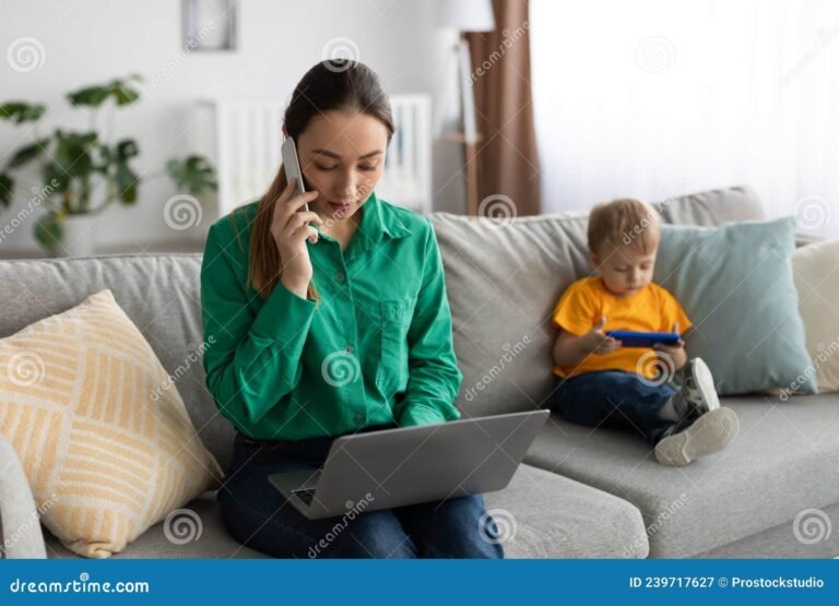 Quieres saber cómo ser una Super Mami y trabajar con nosotros 26 mujer feliz con ninos y laptop