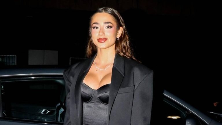 Qué estilos y combinaciones puedo usar con una blusa de gasa transparente 8 mujer luciendo blusa de gasa transparente