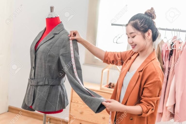 mujer midiendo su talla de ropa