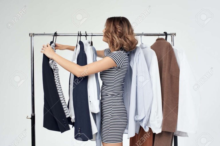 Qué significan las tallas de ropa en Argentina y cómo se determina la talla G 22 mujer probandose ropa en tienda