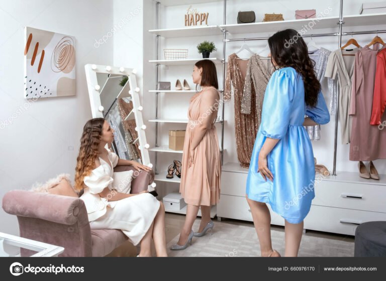 mujer probandose vestidos en boutique elegante