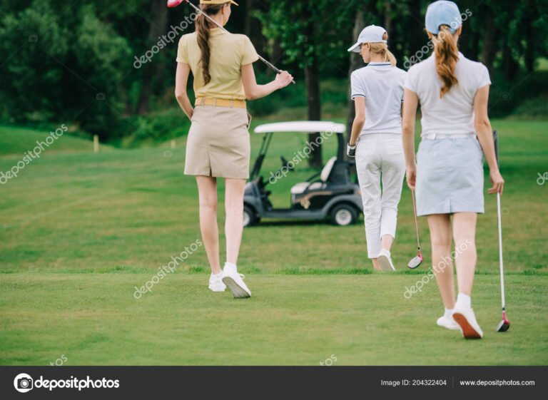 Qué actividades ofrece el Wellington Polo Club para mujeres 18 mujeres jugando polo en campo verde
