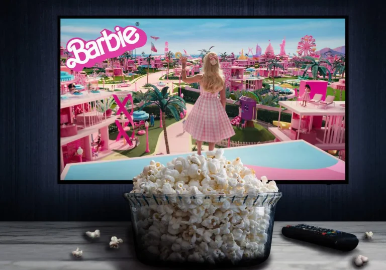 muneca barbie en un cine colorido