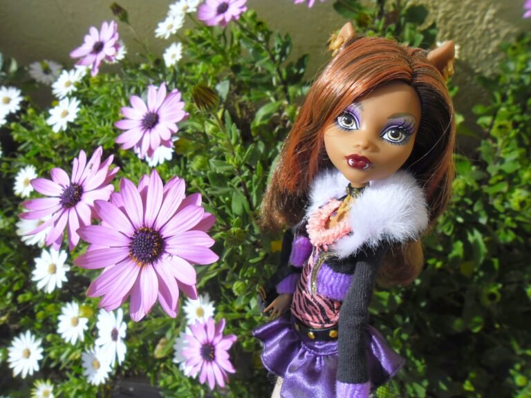 Cómo elegir la mejor muñeca Monster High Clawdeen Wolf 16 muneca clawdeen wolf en un entorno colorido