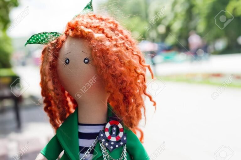 Qué características tiene una muñeca de trapo como juguete 19 muneca de trapo colorida en un entorno natural