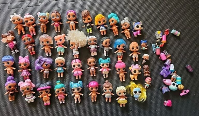 munecas lol grandes en estanteria colorida