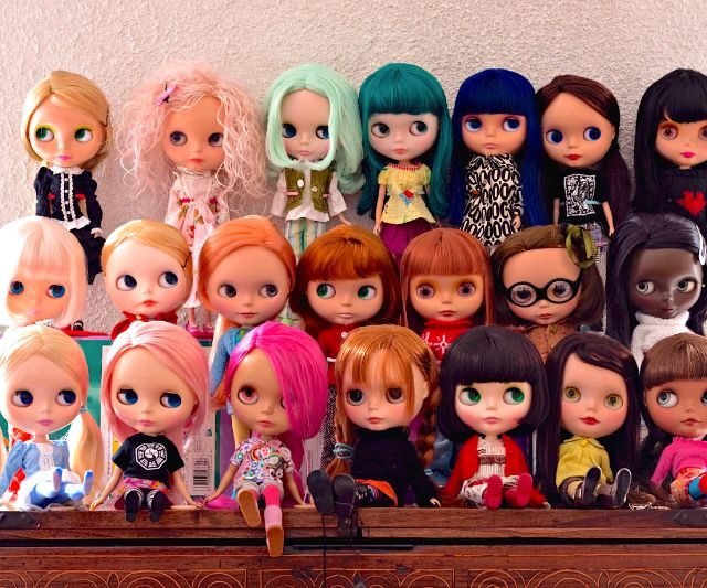 munecas realistas en un entorno acogedor