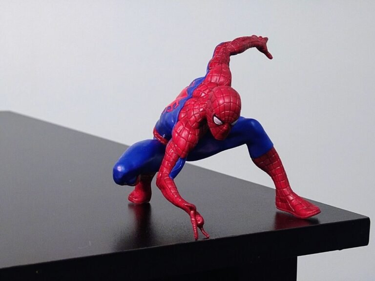 Dónde puedo encontrar el muñeco araña de Toy Story 5 muneco de arana juguete en un estante