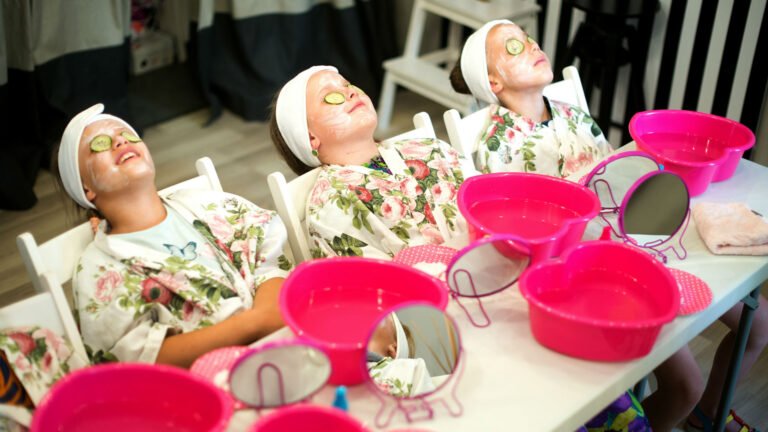 nina disfrutando de un spa en casa