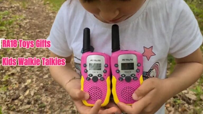 nina usando un walkie talkie colorido
