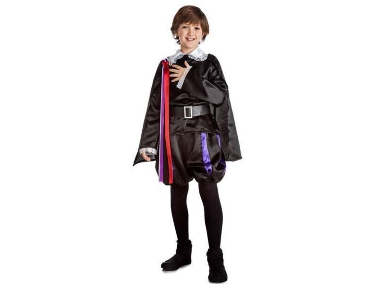 Qué disfraces creativos se pueden hacer con una capa negra 16 nino disfrazado con capa negra creativa