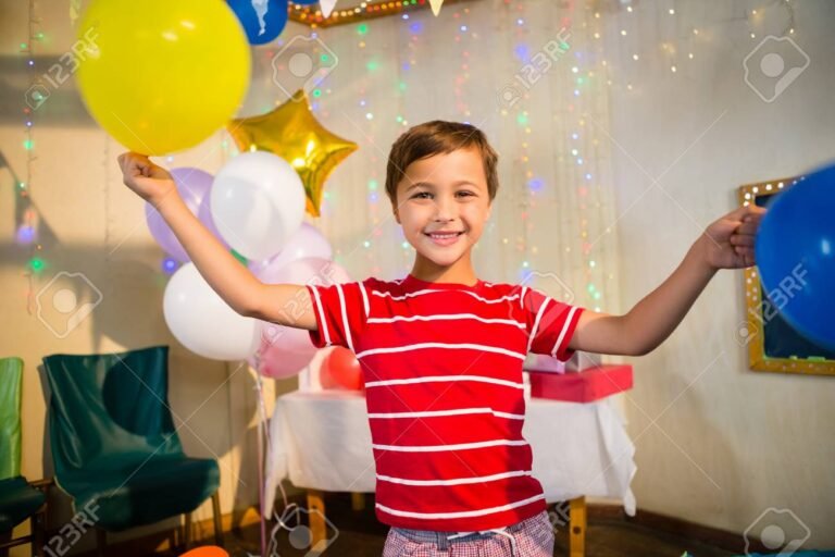 nino feliz en fiesta de cumpleanos