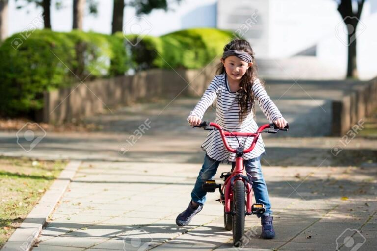 Dónde comprar la bici del Hombre Araña para niños 6 nino feliz montando una bicicleta roja
