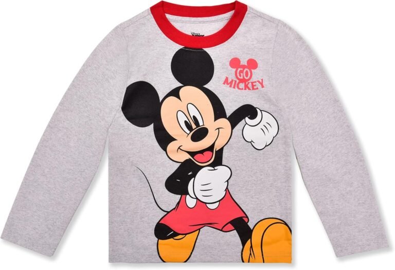 nino feliz usando ropa de mickey mouse