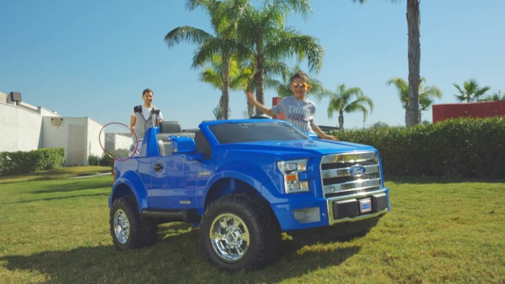Dónde comprar un Ford Raptor a batería para niños y sus características 1 nino jugando con ford raptor electrico