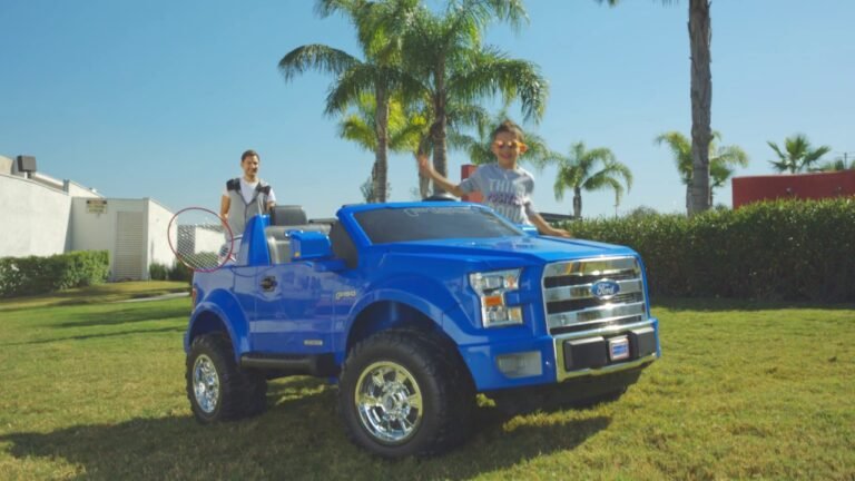 Dónde comprar un Ford Raptor a batería para niños y sus características 10 nino jugando con ford raptor electrico