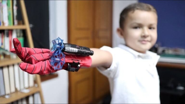 nino jugando con guante de spiderman