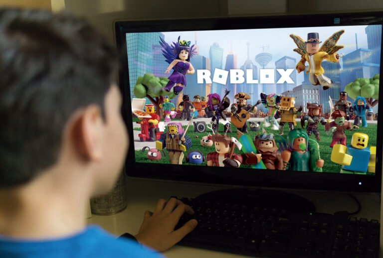 nino jugando roblox en computadora
