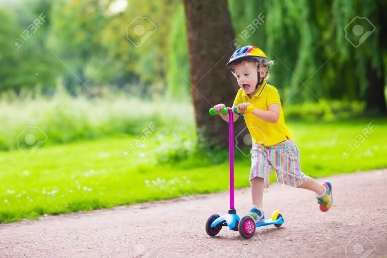 Qué monopatín es el mejor para niños de tres años 20 nino montando un monopatin colorido