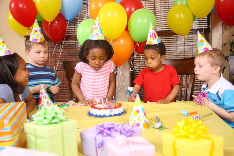 Qué Salones de Fiesta Infantiles Son Recomendados en Zona Sur 3 ninos celebrando en un salon de fiesta