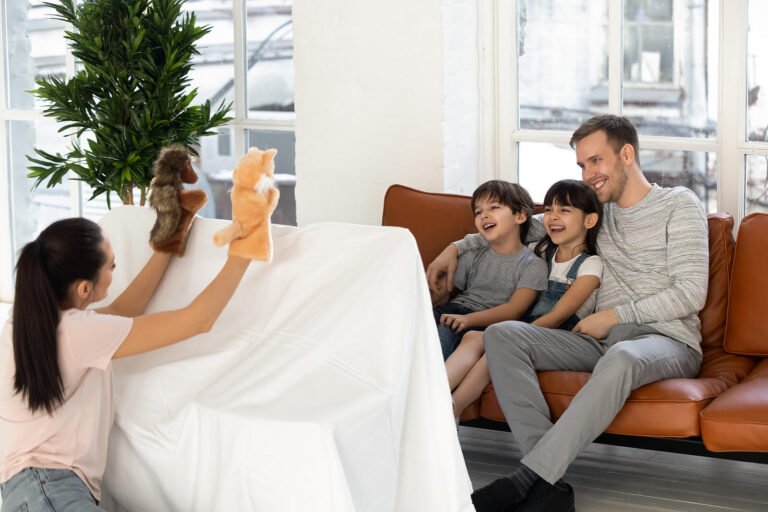 ninos disfrutando de un espectaculo de marionetas