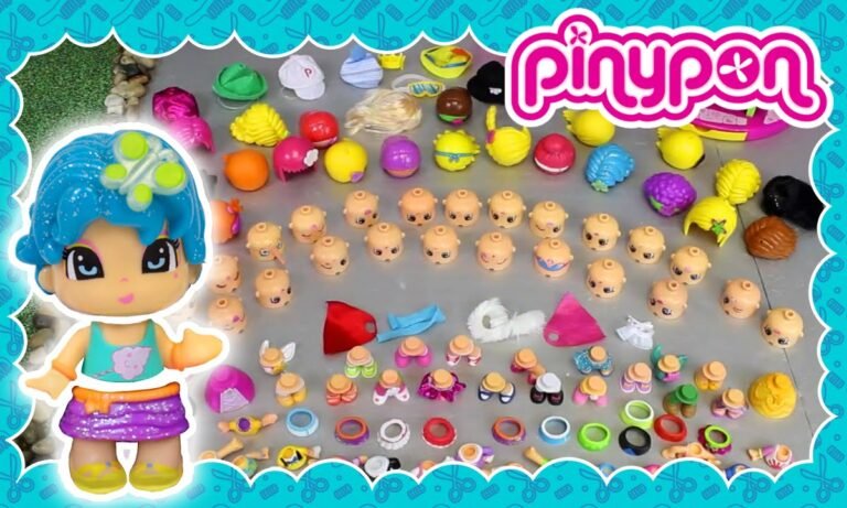 ninos jugando con figuras de pin y pon