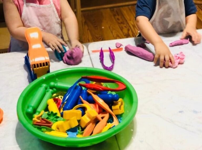 Cómo hacer masa para modelar segura y divertida para niños 5 ninos jugando con masa de modelar