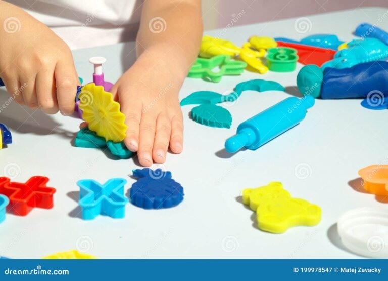 ninos jugando con masa en la mesa