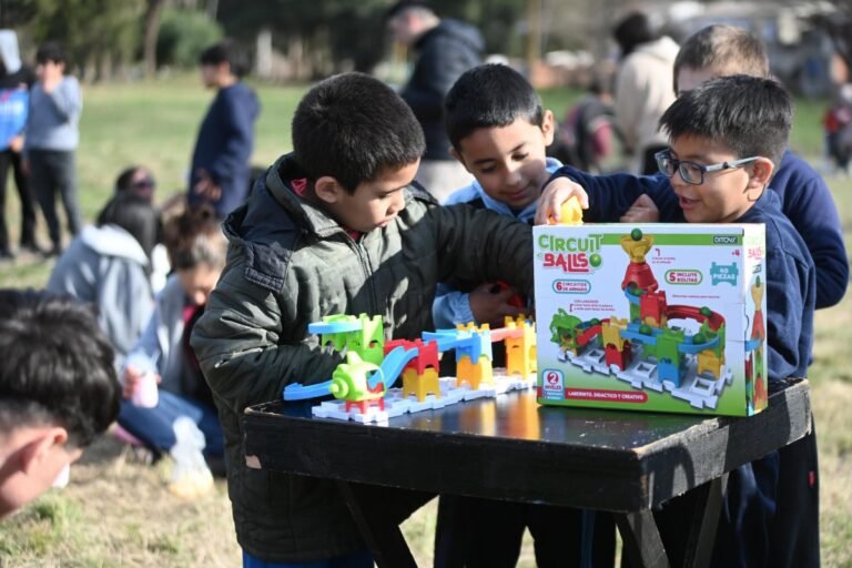 ninos jugando con ropa variada