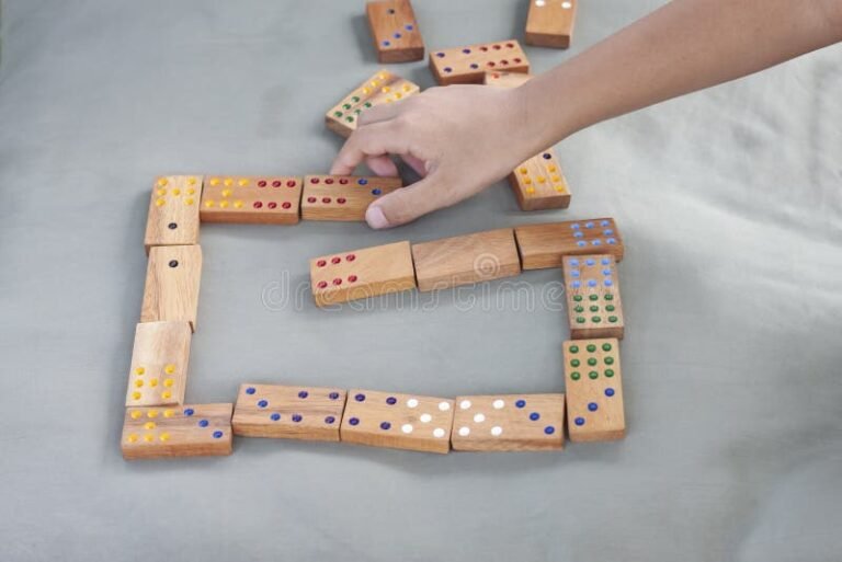 ninos jugando domino en grupo alegremente