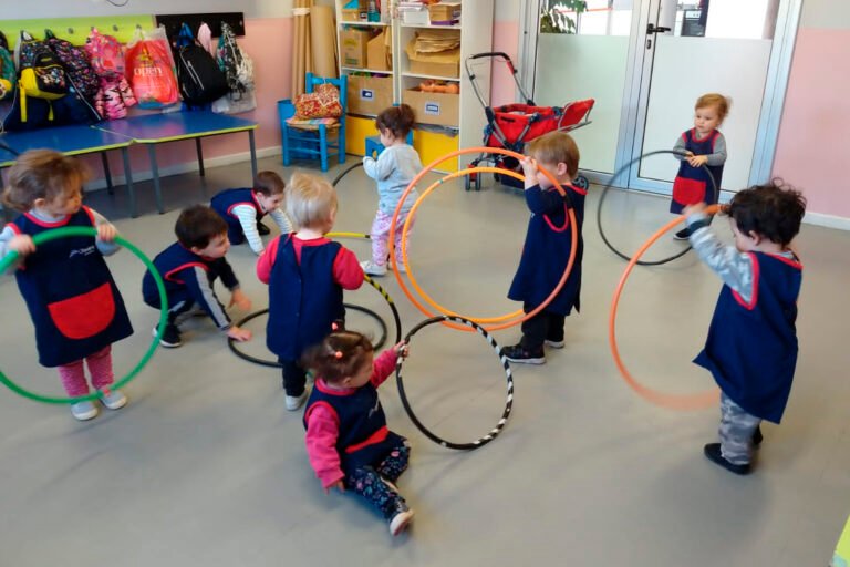 Qué actividades ofrece el Jardín Maternal Arco Iris para los niños 28 ninos jugando en un jardin maternal 5
