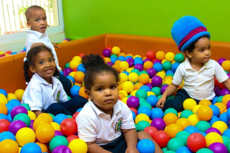 ninos jugando en un pelotero colorido